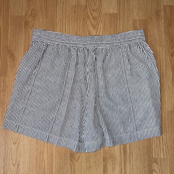 NWT Max Studio Light Weight Pull On Stretch Waist Black and White Shorts Size 1X - Picture 6 of 6